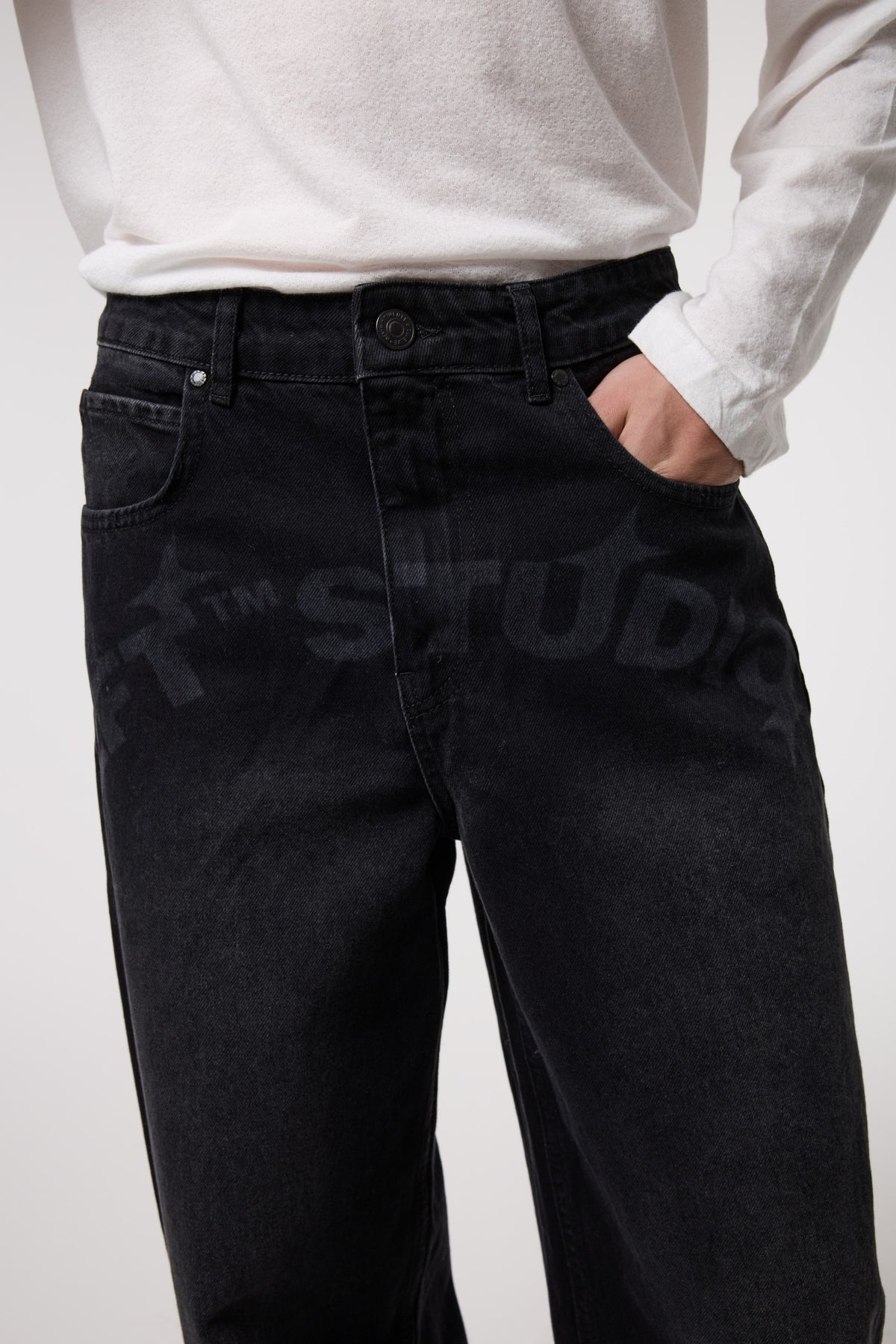 BARREL FIT 2FT LAZER BASKILI YIKAMALI JEAN - SİYAH