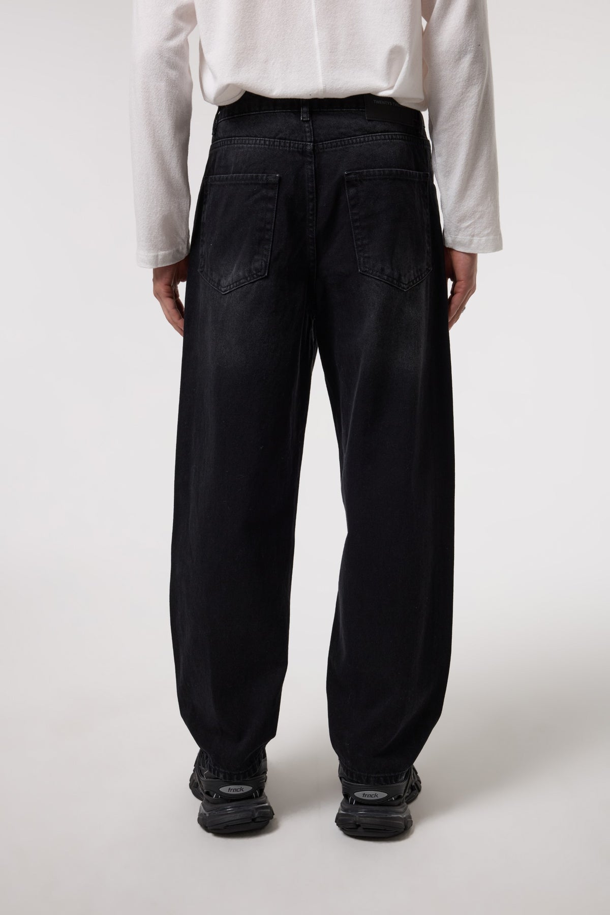 BARREL FIT 2FT LAZER BASKILI YIKAMALI JEAN - SİYAH