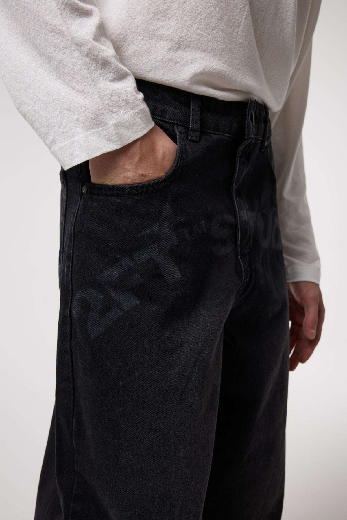 BARREL FIT 2FT LAZER BASKILI YIKAMALI JEAN - SİYAH